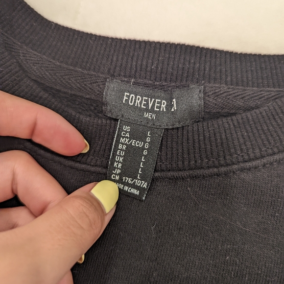 Black crewneck sweatshirt with rainbow striped sleeves - Picture 2 of 3